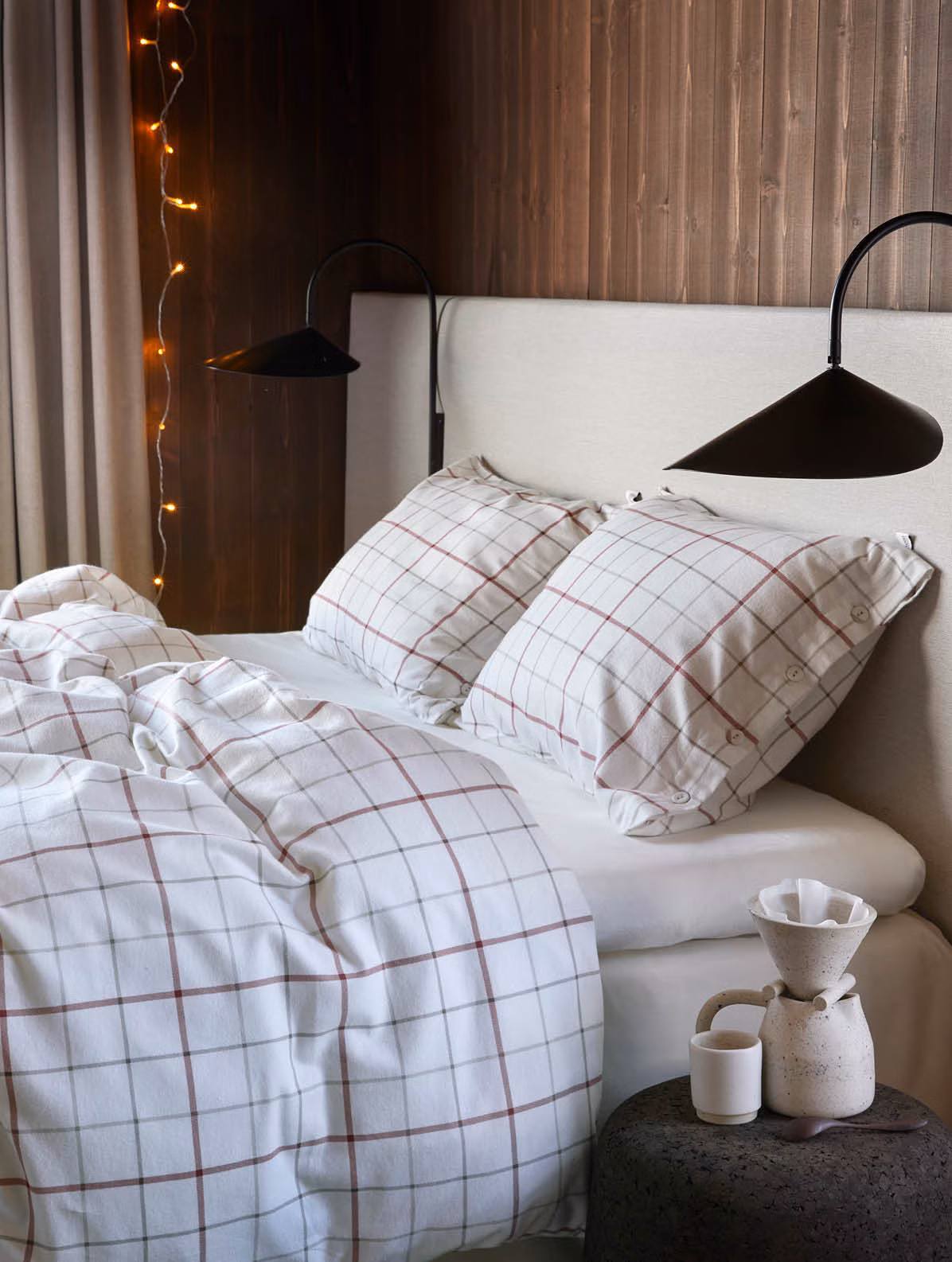 August sengesett rød