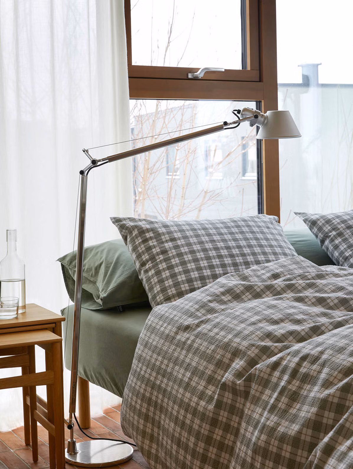 Kyrre sengesett dempet grønn